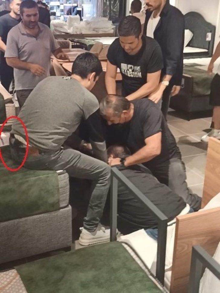 Geceden kuyruğa giren de var, başka ilden gelen de! İndirim izdihamında skandal olay... 'Bekçiyim' tehdidiyle aldılar G1