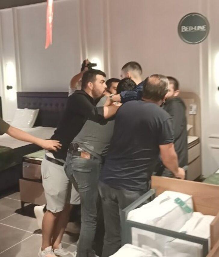 Geceden kuyruğa giren de var, başka ilden gelen de! İndirim izdihamında skandal olay... 'Bekçiyim' tehdidiyle aldılar G2