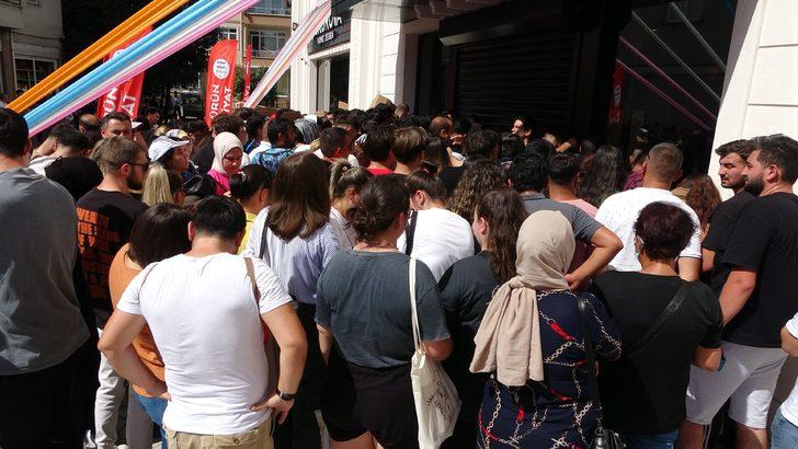 Geceden kuyruğa giren de var, başka ilden gelen de! İndirim izdihamında skandal olay... 'Bekçiyim' tehdidiyle aldılar G4