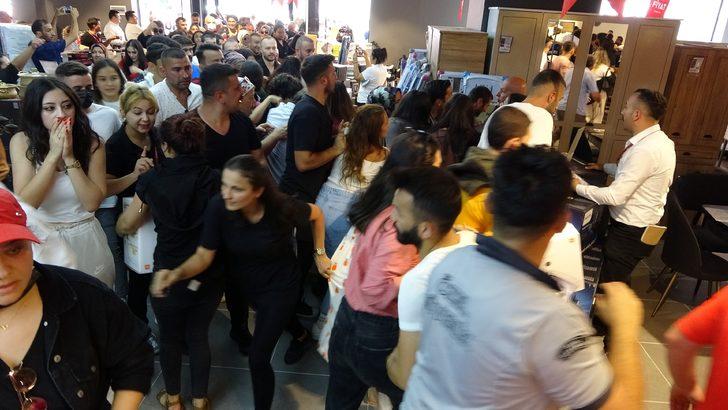 Geceden kuyruğa giren de var, başka ilden gelen de! İndirim izdihamında skandal olay... 'Bekçiyim' tehdidiyle aldılar G5