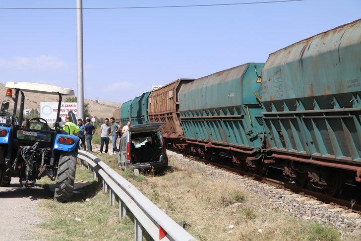 Çankırı'da yük treni hafif ticari araca çarptı G1