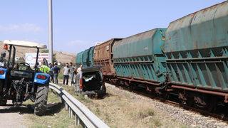 Çankırı'da yük treni hafif ticari araca çarptı