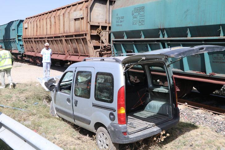 Çankırı'da yük treni hafif ticari araca çarptı G2