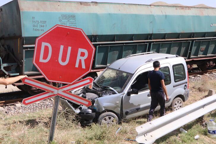 Çankırı'da yük treni hafif ticari araca çarptı G4