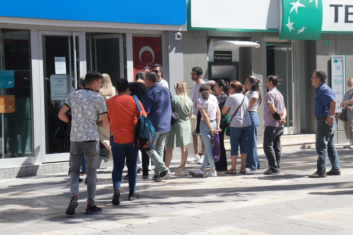 Denizli'de sosyal konut projesi başvuruları nedeniyle bankalarda yoğunluk oluştu