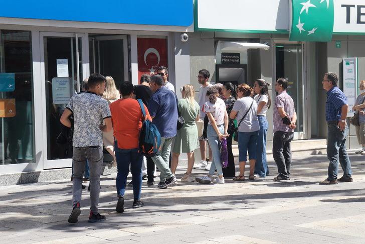 Denizli'de sosyal konut projesi başvuruları nedeniyle bankalarda yoğunluk oluştu G1