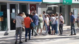 Denizli'de sosyal konut projesi başvuruları nedeniyle bankalarda yoğunluk oluştu