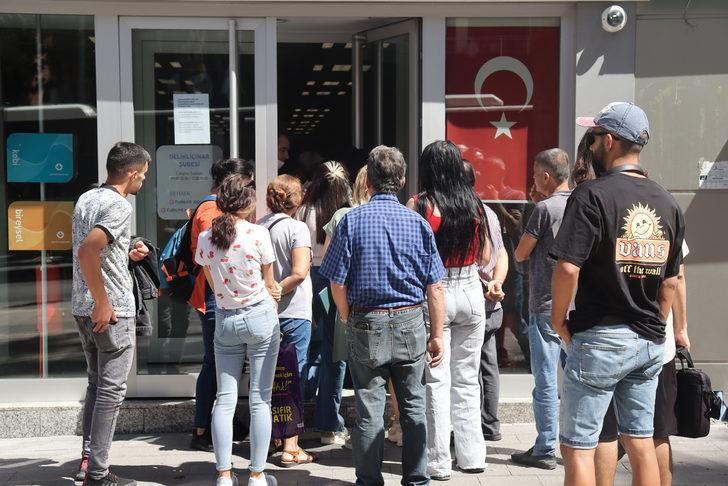 Denizli'de sosyal konut projesi başvuruları nedeniyle bankalarda yoğunluk oluştu G2