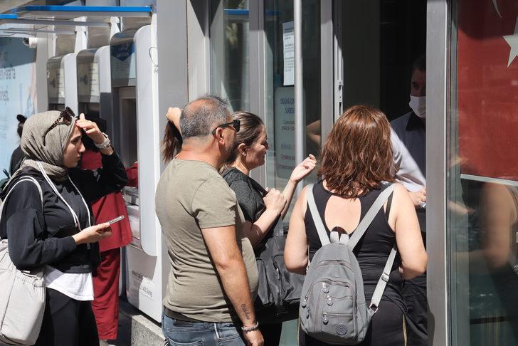 Denizli'de sosyal konut projesi başvuruları nedeniyle bankalarda yoğunluk oluştu G3