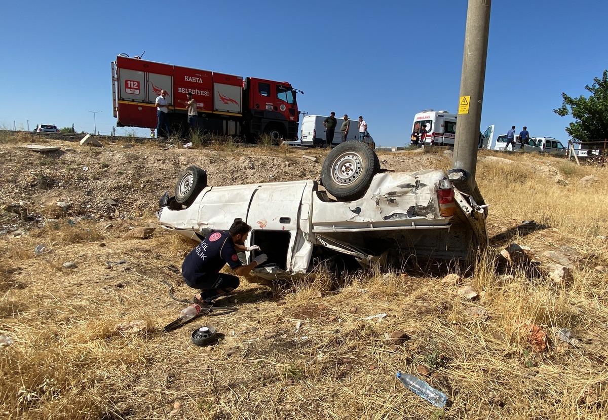 Adıyaman'da şarampole devrilen pikaptaki 1 kişi &ouml;ld&uuml;, 3 kişi yaralandı