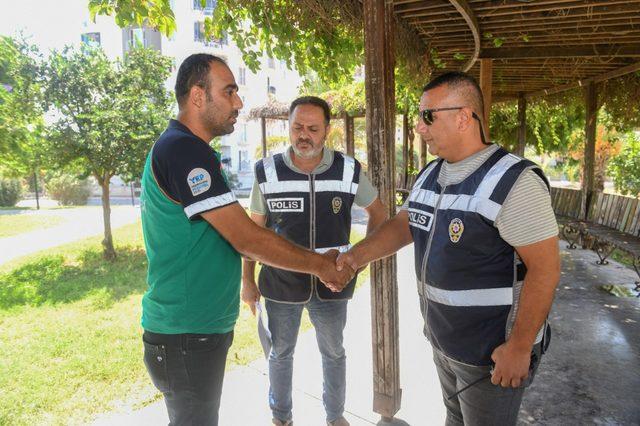 Mersin'de temizlik işçisinin parkta bulduğu cüzdan polise teslim edildi