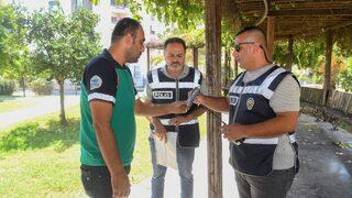 Mersin'de temizlik işçisinin parkta bulduğu cüzdan polise teslim edildi