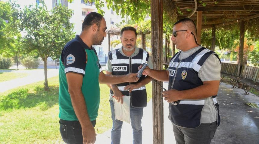 Mersin'de temizlik işçisinin parkta bulduğu cüzdan polise teslim edildi