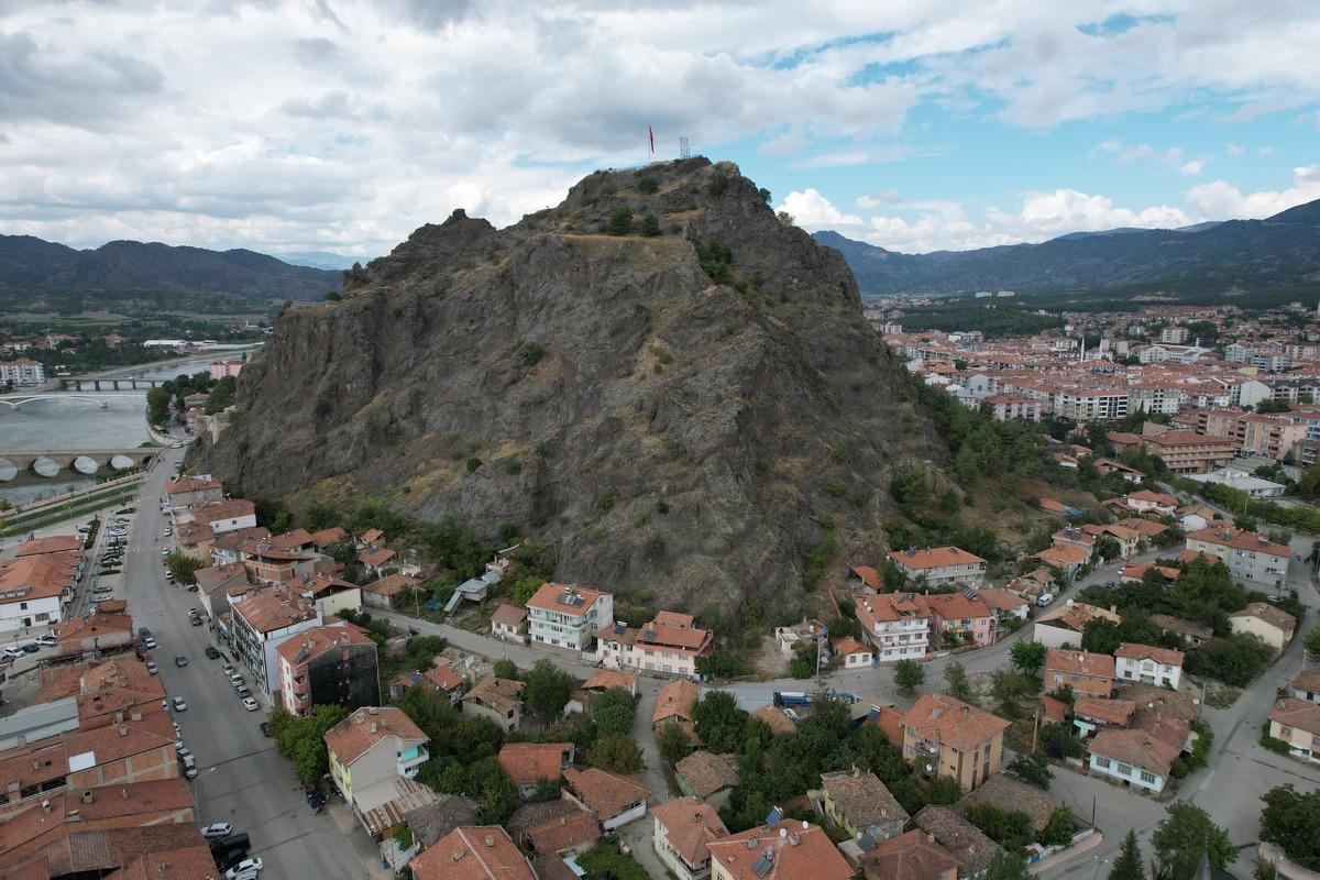 &Ccedil;orum'da 7 bin yıllık Kandiber Kalesi'nin etrafı yeşil alana d&ouml;n&uuml;şt&uuml;r&uuml;lecek