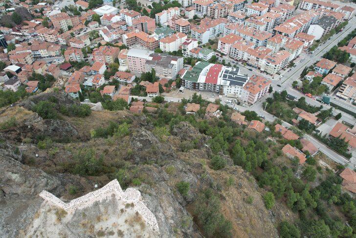 Çorum'da 7 bin yıllık Kandiber Kalesi'nin etrafı yeşil alana dönüştürülecek G4