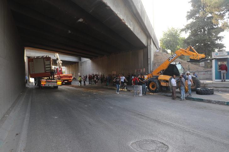 Adana'da iş makinesi ve konteyner yüklü tır alt geçitte sıkıştı G1