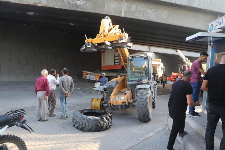 Adana'da iş makinesi ve konteyner yüklü tır alt geçitte sıkıştı G2