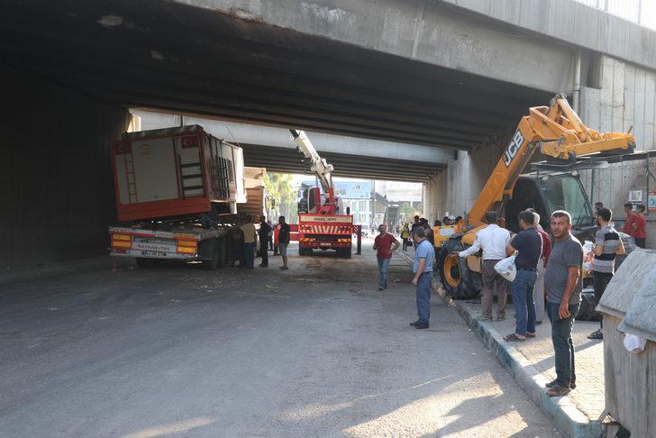 Adana'da iş makinesi ve konteyner yüklü tır alt geçitte sıkıştı G3