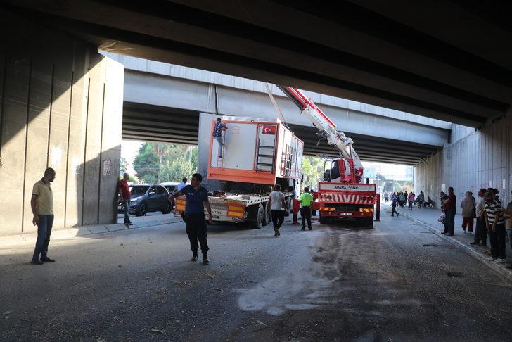 Adana'da iş makinesi ve konteyner yüklü tır alt geçitte sıkıştı G4