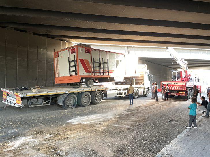 Adana'da iş makinesi ve konteyner yüklü tır alt geçitte sıkıştı G5