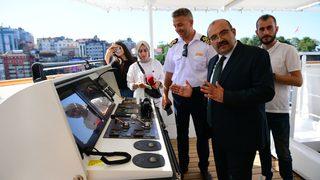 Trabzon Valisi Ustaoğlu, 800 turistle kente gelen yolcu gemisini ziyaret etti: