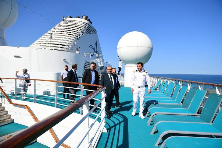 Trabzon Valisi Ustaoğlu, 800 turistle kente gelen yolcu gemisini ziyaret etti: G3