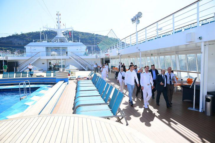 Trabzon Valisi Ustaoğlu, 800 turistle kente gelen yolcu gemisini ziyaret etti: G4