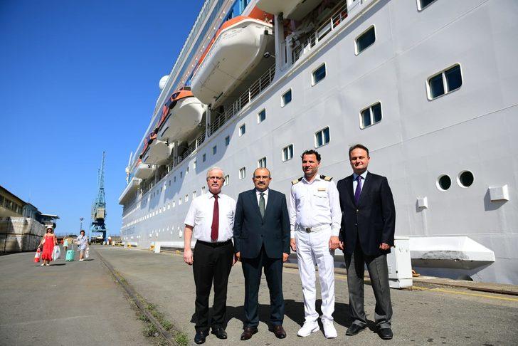 Trabzon Valisi Ustaoğlu, 800 turistle kente gelen yolcu gemisini ziyaret etti: G5