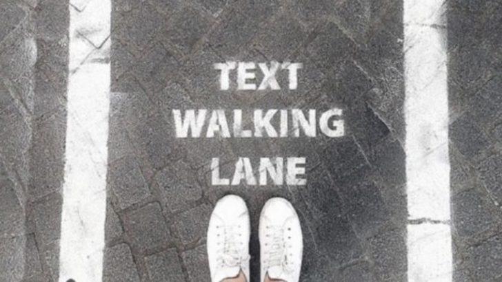 Yürürken cep telefonundan mesaj atanlara özel yol