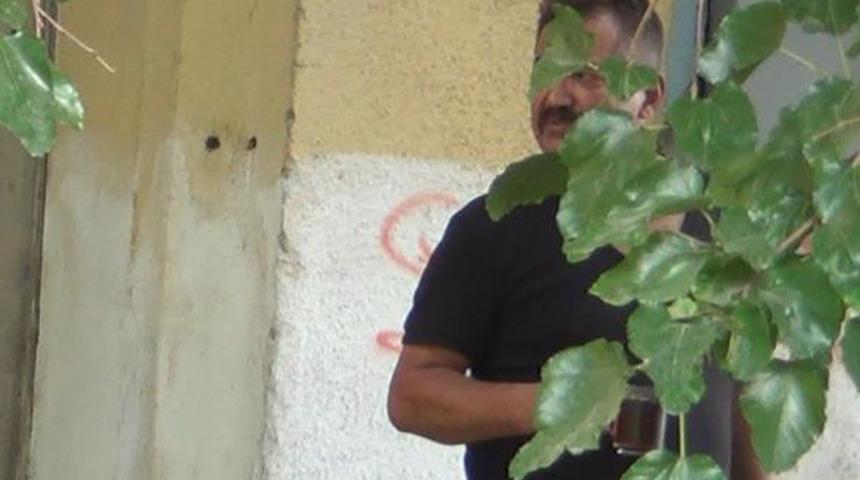 Görenler şaştı kaldı! Yangının yanı başında çay içerek seyretti... 