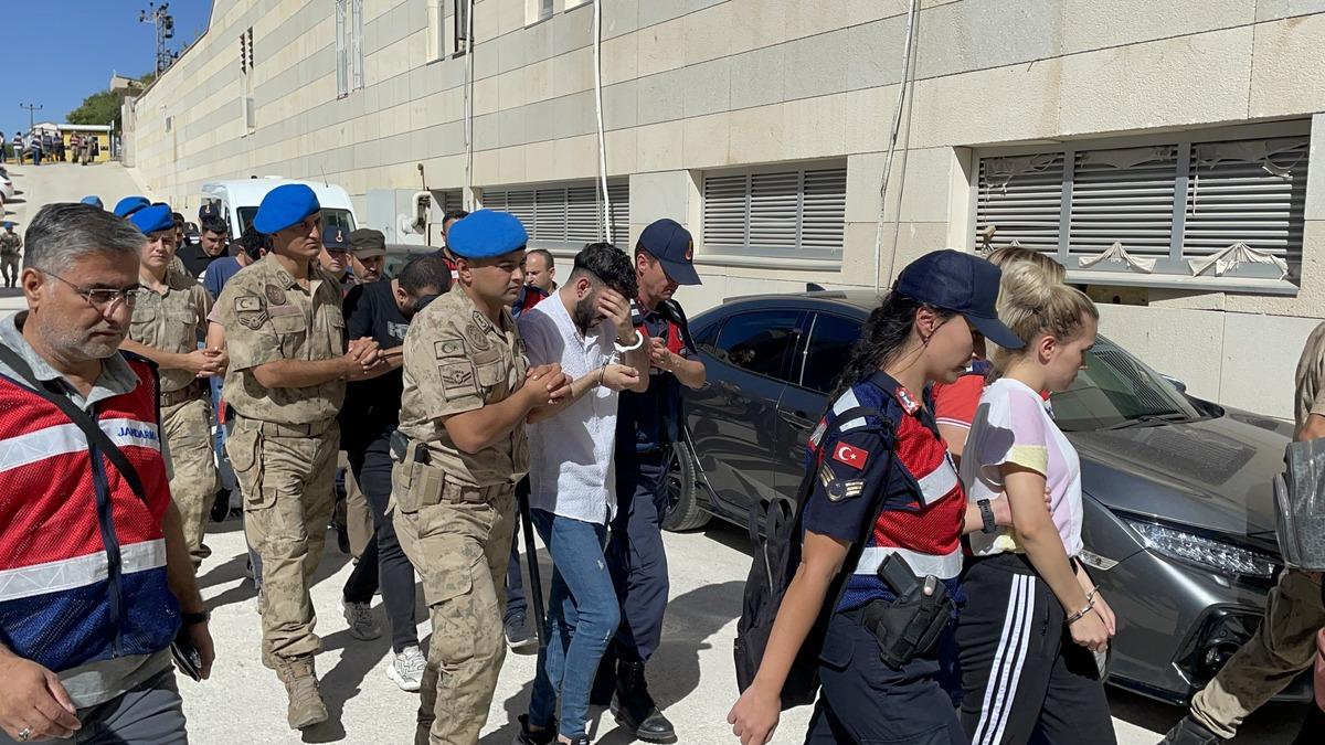 Telefonlara sahte mesaj g&ouml;ndererek dolandırıcılık yaptıkları iddiasıyla 28 zanlı tutuklandı