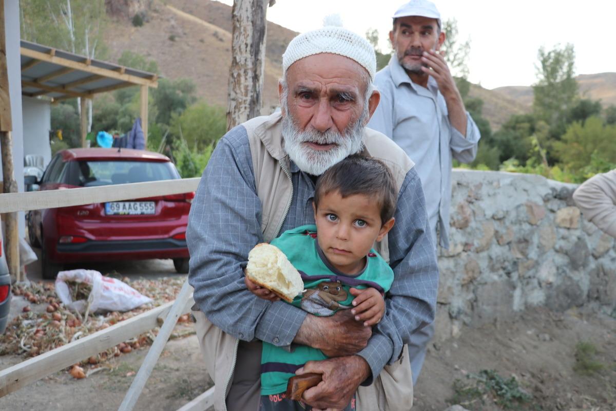 Bayburt'ta dağlık arazide kaybolan 3 yaşındaki &ccedil;ocuk 6 saat sonra bulundu
