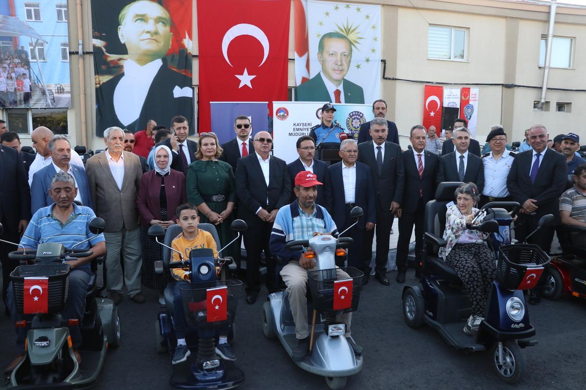 Kayseri polisinden 80 engelliye ak&uuml;l&uuml; ara&ccedil; desteği