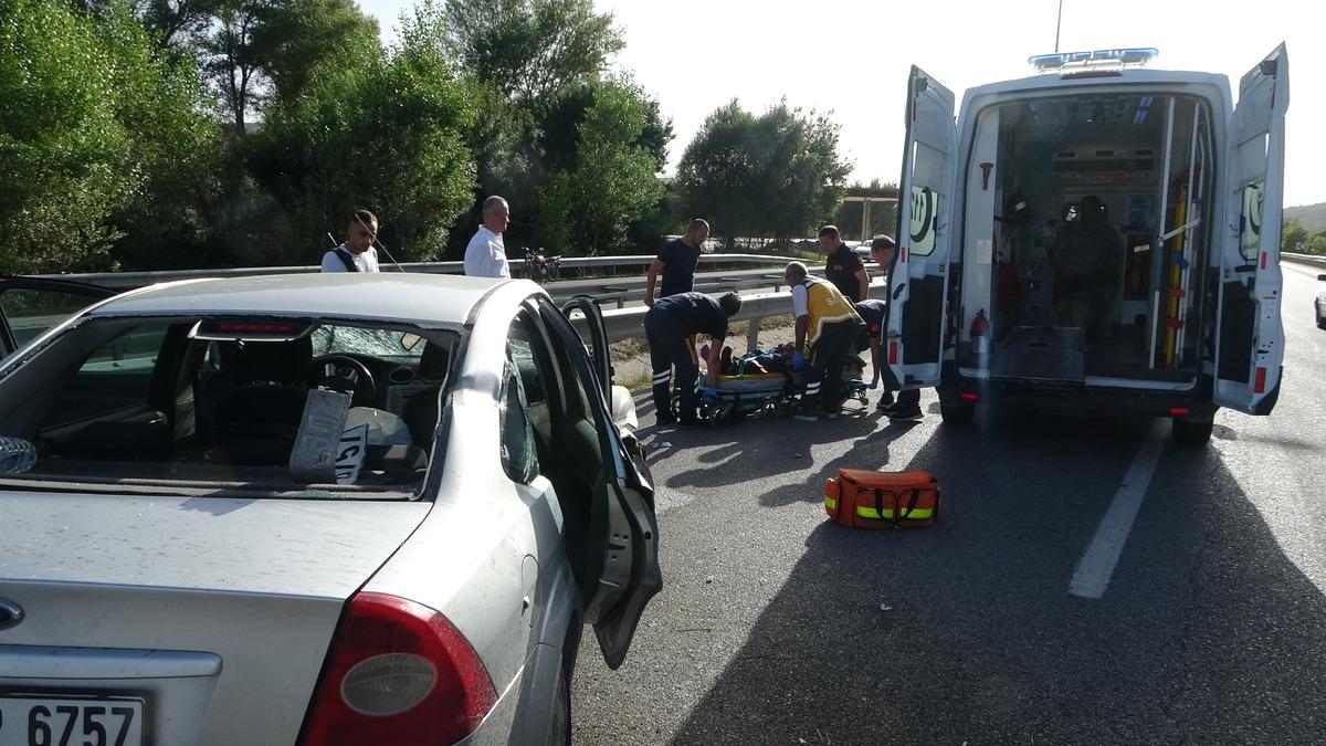 &Ccedil;orum'da bariyerlere &ccedil;arpan otomobildeki 4 kişi yaralandı