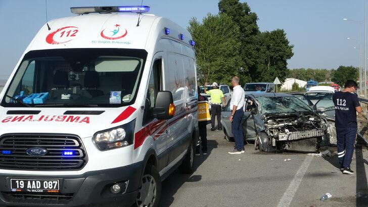 Çorum'da bariyerlere çarpan otomobildeki 4 kişi yaralandı G2