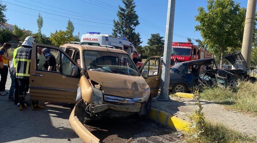 Isparta’da iki otomobilin çarpıştığı kazada 6 kişi yaralandı