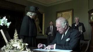 Kalemin mürekkebinin akmasına sinirlenirken görüntülenmişti! Kral 3. Charles'a Galler'de ilginç hediye 