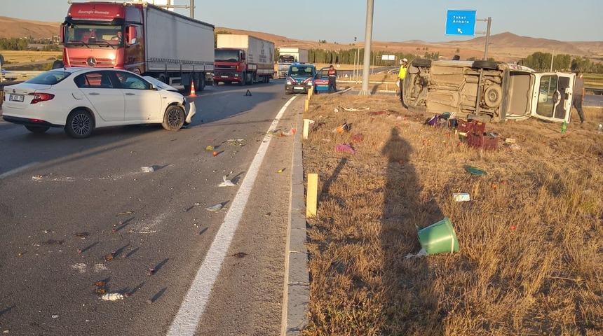 Sivas’ta iki aracın karıştığı kazada 4 kişi yaralandı