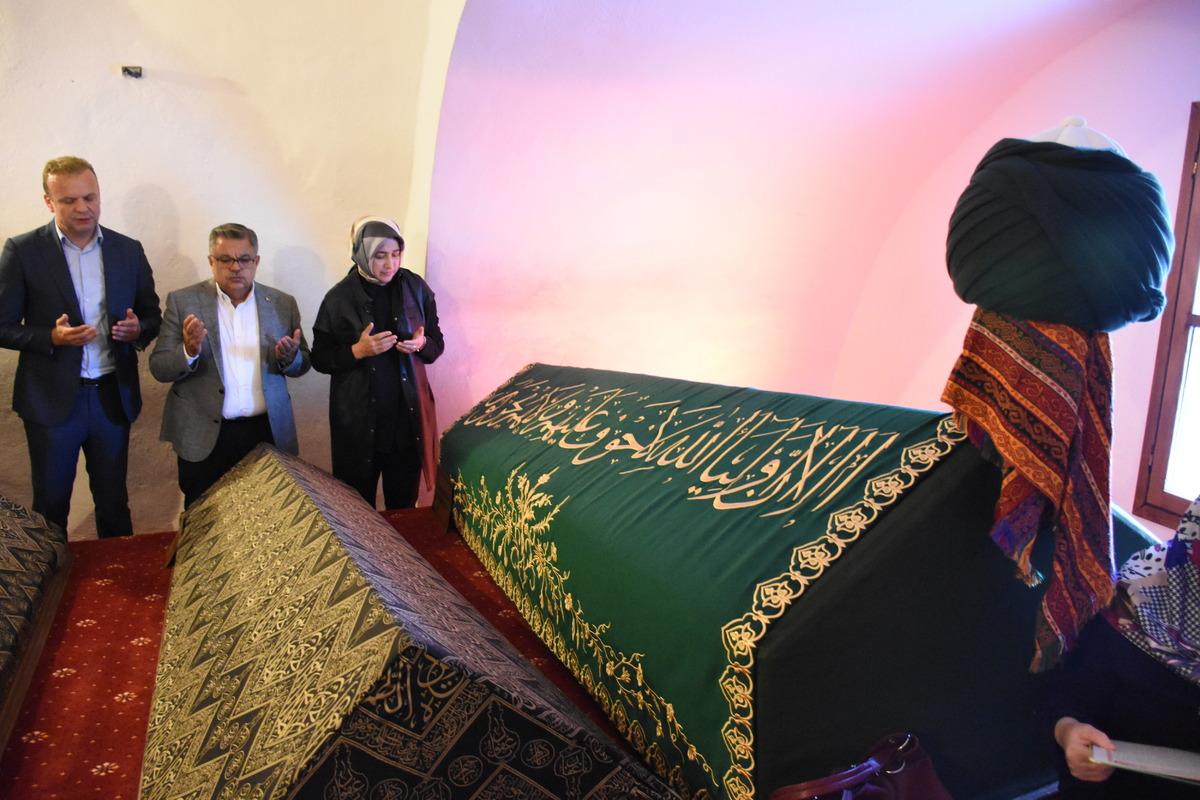 AK Parti Genel Başkan Yardımcısı &Ouml;zlem Zengin, Şeyh Edebali T&uuml;rbesi'ni ziyaret etti