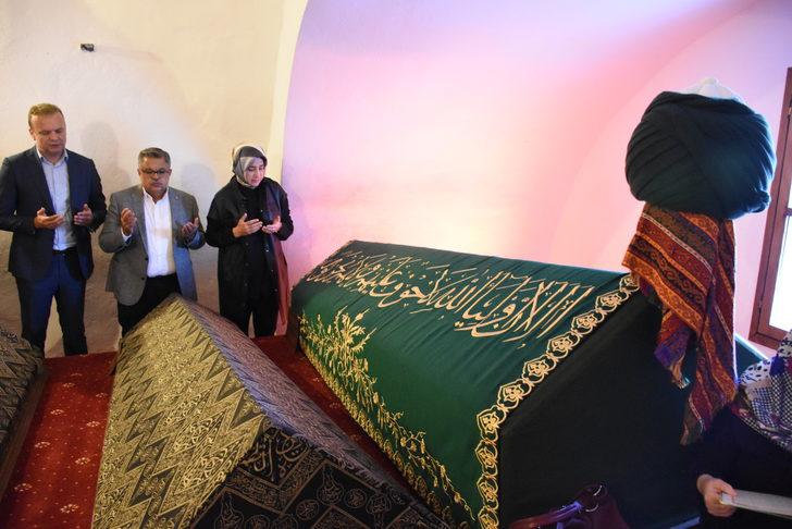 AK Parti Genel Başkan Yardımcısı Özlem Zengin, Şeyh Edebali Türbesi'ni ziyaret etti G1