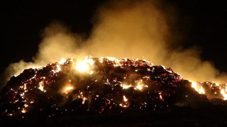 Geceyi gündüze çevirdi! 30 milyon liralık balyalar alev alev yandı