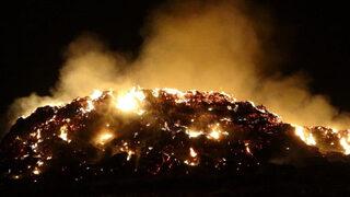 Geceyi gündüze çevirdi! 30 milyon liralık balyalar alev alev yandı