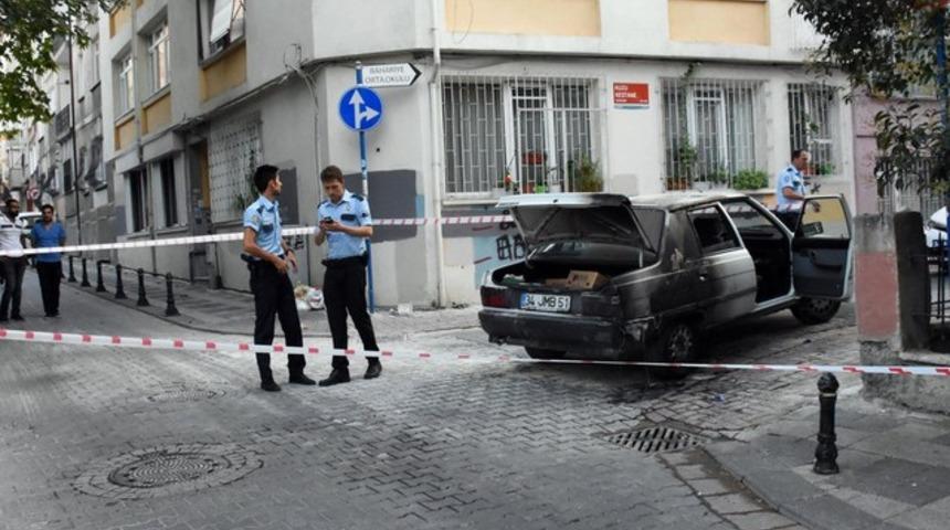 Kadık&ouml;y'de korkun&ccedil; olay: &Ouml;nce darp ettiler, sonra ara&ccedil;larını ateşe verdiler