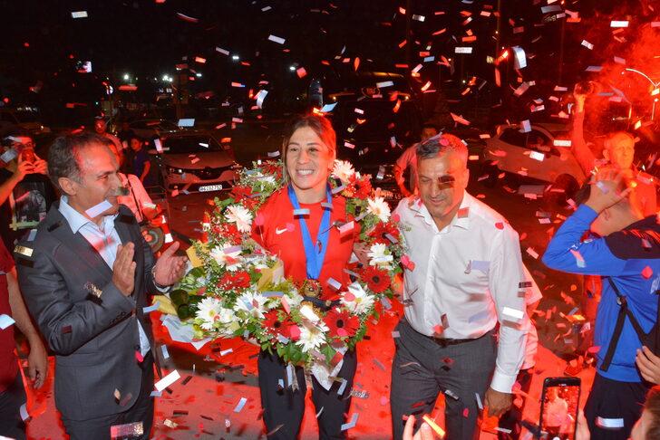 Dünya şampiyonu milli güreşçi Yasemin, memleketi Balıkesir'de coşkuyla karşılandı G1