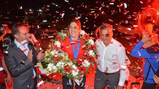 Dünya şampiyonu milli güreşçi Yasemin, memleketi Balıkesir'de coşkuyla karşılandı