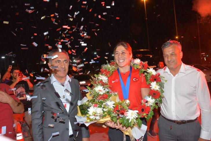 Dünya şampiyonu milli güreşçi Yasemin, memleketi Balıkesir'de coşkuyla karşılandı G2