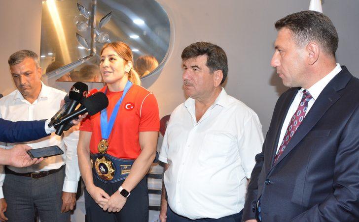 Dünya şampiyonu milli güreşçi Yasemin, memleketi Balıkesir'de coşkuyla karşılandı G3