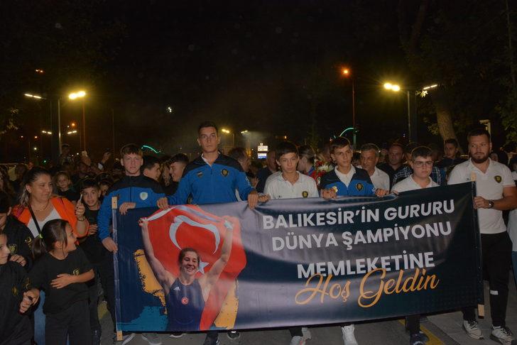 Dünya şampiyonu milli güreşçi Yasemin, memleketi Balıkesir'de coşkuyla karşılandı G4