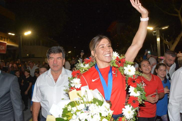 Dünya şampiyonu milli güreşçi Yasemin, memleketi Balıkesir'de coşkuyla karşılandı G5