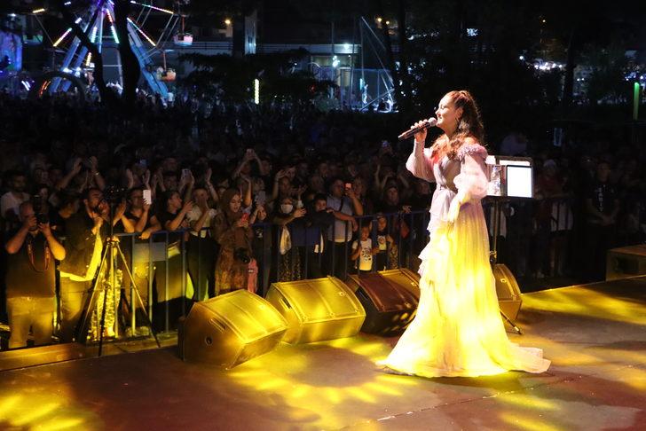 Sanatçı Gaye Aksu Manisa’da konser verdi G3